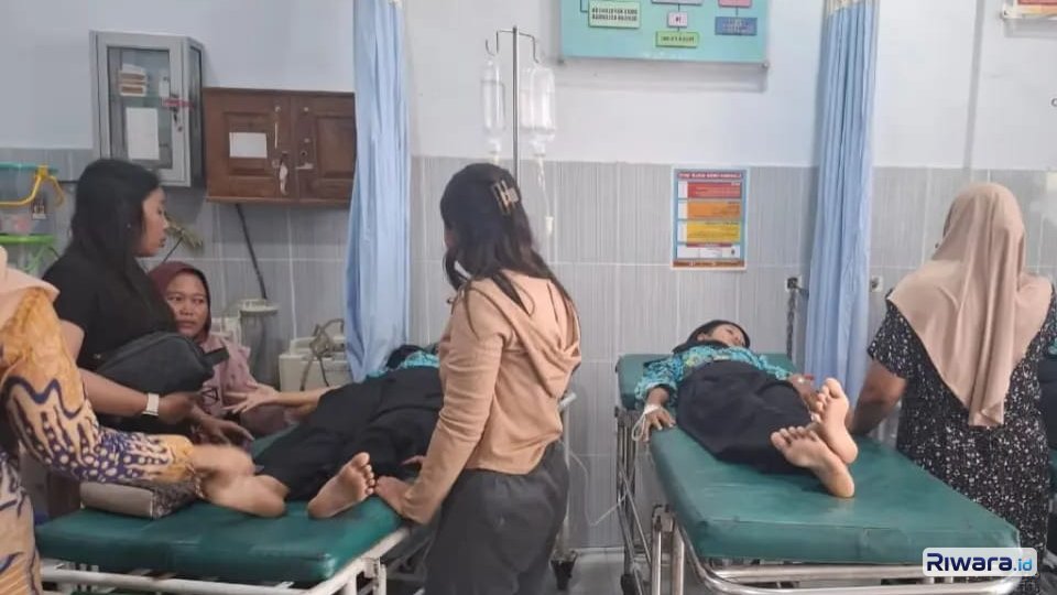 Siswa dan guru SMPN 1 Kabuh di Jombang mendapat perawatan diduga keracunan menu MBG